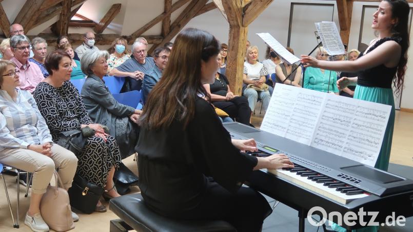 Yuval Oren singt den Walzer &quot;Wilde Schwalben&quot;. Bild: Kunz