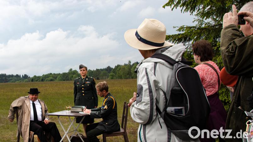 Eine Station auf der Route der geführten Schauspielwanderung bei Bärnau/Pavlova Hut&#039;. Der falsche amerikanische Offizier Captain Simpson (Stefan Hertwig, sitzend rechts) verhört den Flüchtenden Emanuel Valenta (Marek Velebný, sitzend links). Mit am Verhörtisch steht eine tschechoslowakische Staatssicherheits-“Dolmetscherin“ (Silvia Siebert). Bild: sfo