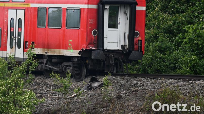 Einer der insgesamt sechs Zugteile steht mit den Rädern neben dem Gleisbett. Bild: Angelika Warmuth/dpa
