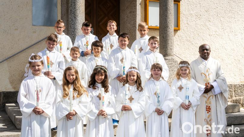 Neun Kinder aus der Pfarrei Griesbach und sechs Kinder aus der Pfarrei Großkonreuth feierten in der Pfarrkirche Großkonreuth gemeinsam Erstkommunion. Bild: Stefan Köstler/exb