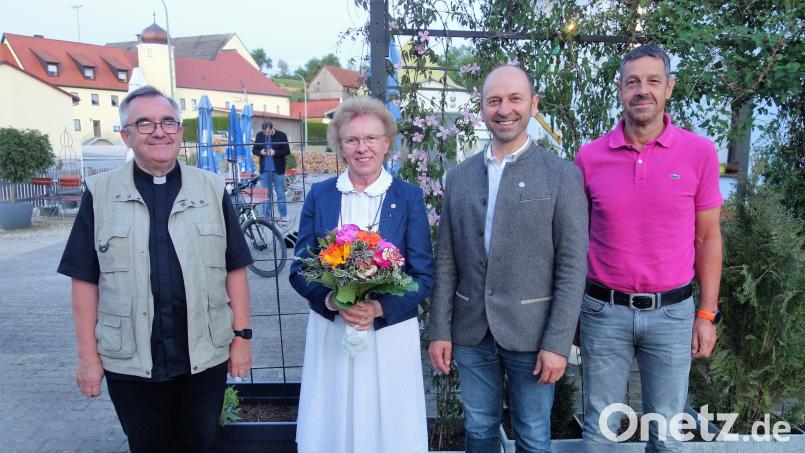 Pfarrer Slawomir Niemczewski (links), Bürgermeister Hans Ram (Zweiter von rechts) und Dritter Bürgermeister Roland Müller (rechts) gratulieren Renate Kastl zu deren Auszeichnung. Bild: tra