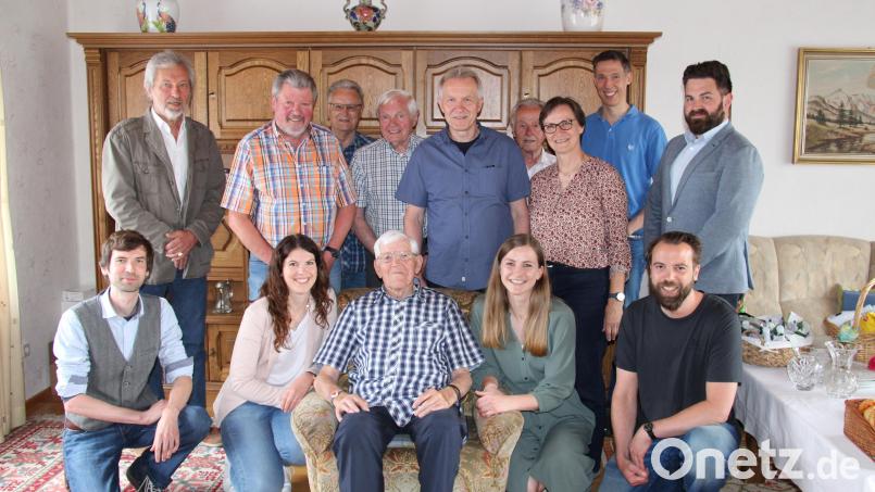 Im Kreise seiner Familie mit den beiden Söhnen Heinz (stehend, Zweiter von links) und Reinhard (stehend, Fünfter von rechts) sowie den Enkeln Max, Veronika, Lena und Alexander (kniend, von links) feiert Heinrich Bierl 100. Geburtstag. Neben Bürgermeister Sebastian Dippold (stehend, rechts) gratulieren Abordnungen der Siedlergemeinschaft und der Kolpingsfamilie. Bild: prh