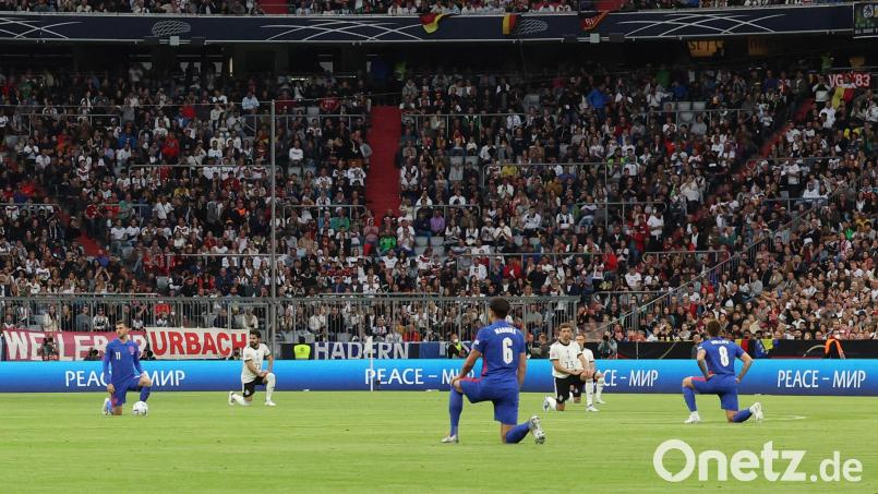 Die deutschen Fußball-Nationalspieler haben gemeinsam mit den Engländern vor dem Anpfiff des Nations-League-Spiels in München ein Zeichen gegen Rassismus gesetzt Bild: Christian Charisius