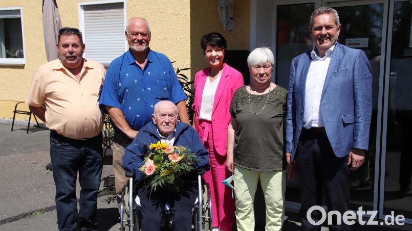 Der Jubilar Josef Wagner mit Angehörigen und Gratulanten: (von links) Neffe Günter Sertl, Sohn Richard, Pflegeheimleiterin Simone Katzer, Tochter Anneliese und Bürgermeister Joachim Neuß. Bild: jma