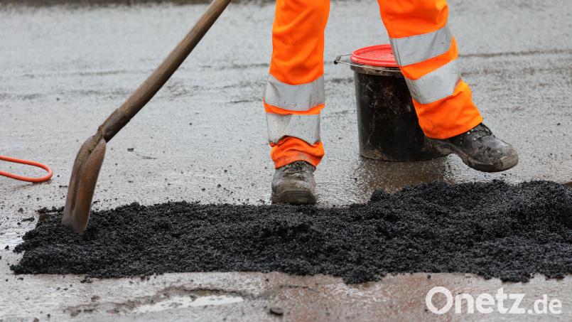 Auf der R6 stehen Bauarbeiten an. Die Ortsdurchfahrt Irlbach (Gemeinde Wenzenbach) wird deswegen komplett gesperrt. Bild: dpa/Bernd Wüstneck