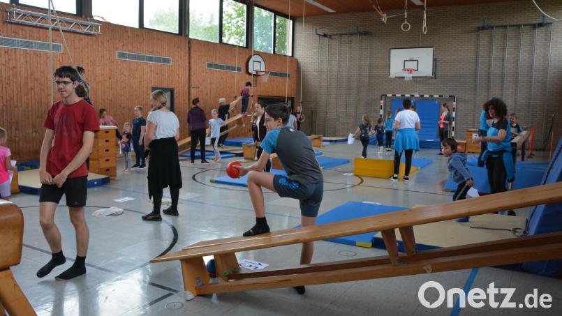 Mächtig was los war kürzlich in der Pechbrunner Schulturnhalle, wo der TSV Pechbrunn-Groschlattengrün ein Turnfest mit 16 Stationen für 25 ukrainische Kinder veranstaltete. Bild: jr