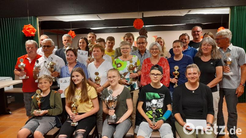 Die Sieger der Dorfmeisterschaft im Kegeln, die nach zwei Jahren Pause heuer zum 30. Mal stattgefunden hat. Bild: TSV Flossenbürg/exb