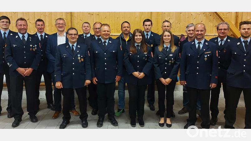 Neuwahlen standen bei der Jahreshauptversammlung der Feuerwehr Wölsendorf auf der Tagesordnung. Unser Bild zeigt den neuen Vorstand. Bild: Peter Schießl/exb
