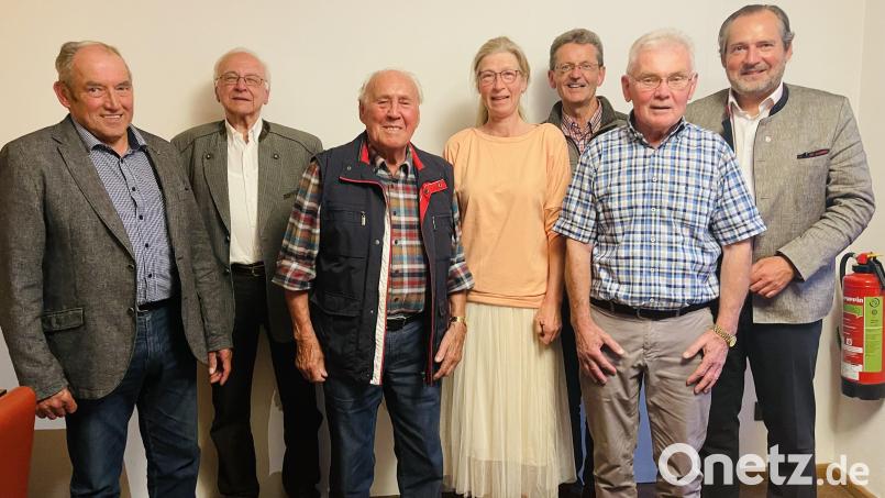 Neuwalen beim Gesang- und Musikverein Nabburg: Beirat Hans Butz, Chorleiter Wulf-Dieter Hörmann, Kassenprüfer Martin Kleierl, Schriftführerin Sigrun Poschenrieder, Kassier Manfred Seibert, Vorstand Arnold Richthammer und Bürgermeister Frank Zeitler (von links) zeigt unser Bild. Bild: Bernd Hofmann/exb