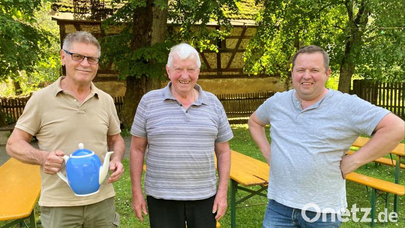 Seniorenbeauftragter Gerd Ertel (links) lädt die Weigendorfer Senioren in den Biergarten des Gasthauses Alter Fritz in Haunritz ein. Seniorchef Georg Mayer und Wirt Rainer Mayer sind mit von der Partie. Bild: glb