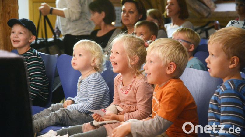 Kinderaugen glänzen, wenn Kasperl seine Späße macht. Auch in diesem Sommer gibt es wieder eine Lichtblicke-Tour durch den Landkreis Neustadt/WN. Bild: Gabi Schönberger