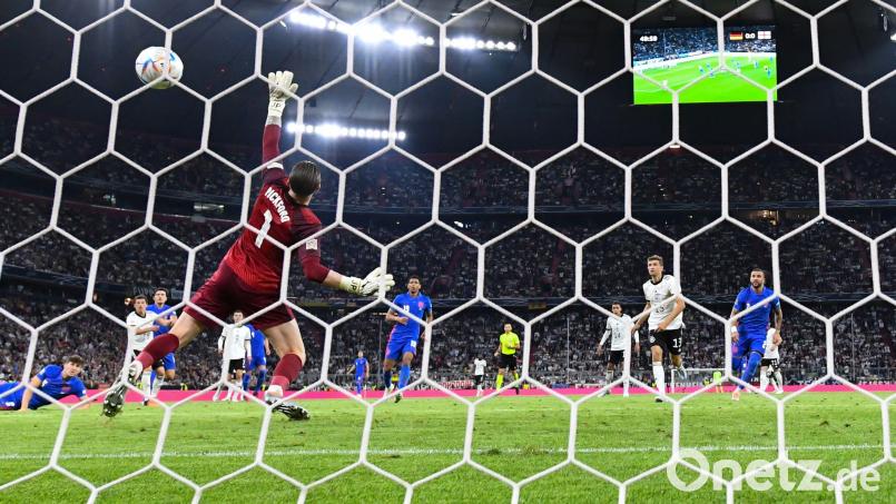 Jonas Hofmanns (Zweiter von links) Kracher schlägt im englischen Gehäuse zur deutschen Führung ein. Keeper Jordan Pickford macht dabei nicht die glücklichste Figur. Bild: Sven Hoppe/dpa