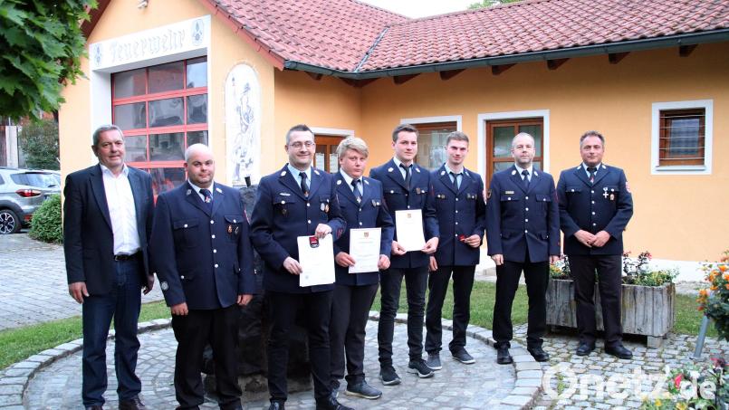 Anerkennung zollen (von links) Bürgermeister Joachim Neuß und Kommandant Xaver Leipold sowie (von rechts) Vorsitzender Bernhard Frohnhöfer und Kreisbrandmeister Michael Schmidt den Geehrten und beförderten Kameraden. Bild: jma