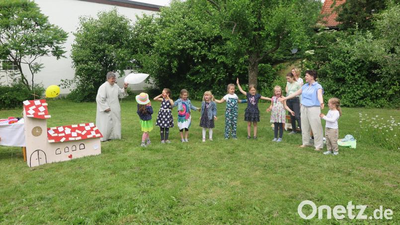 Während der Kinderchor sang, ließ Gemeindereferent Jochen Gößl (links) eine weiße Taube in die Lüfte entschweben. Bild: jzk
