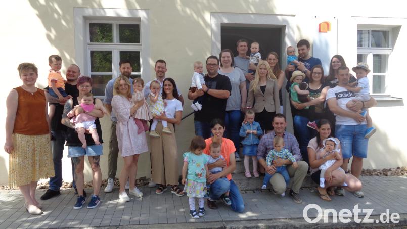 Die jungen Bürger und ihre Eltern wurden von Bürgermeisterin Sonja Meier (links) und der Familienbeauftragten Andrea Kunschir (rechts) willkommen geheißen. Bild: amö