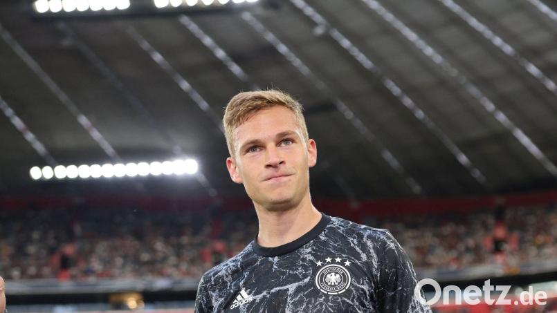 Gequältes Lächeln: Joshua Kimmich wurde unmittelbar vor dem Spiel gegen England als Nationalspieler des Jahres ausgezeichnet. Bild: Christian Charisius/dpa