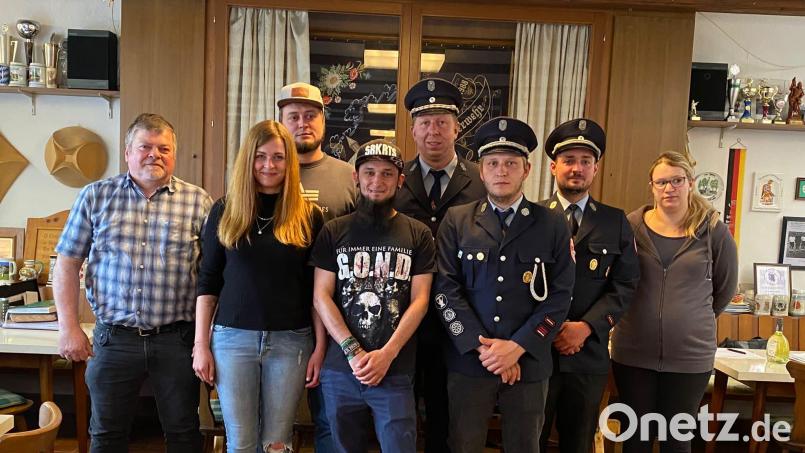 Die neue Führungsriege der Feuerwehr Hermannsreuth: Im Bild (von links) Günter Janka, Julia Härtl, Thomas Grillmeier, Sascha Summerer, Christian Weigl, Manuel Gleißner, Sebastian Lode und Carina Gleißner. Bild: Nicole Heidenreich-Schedl/exb