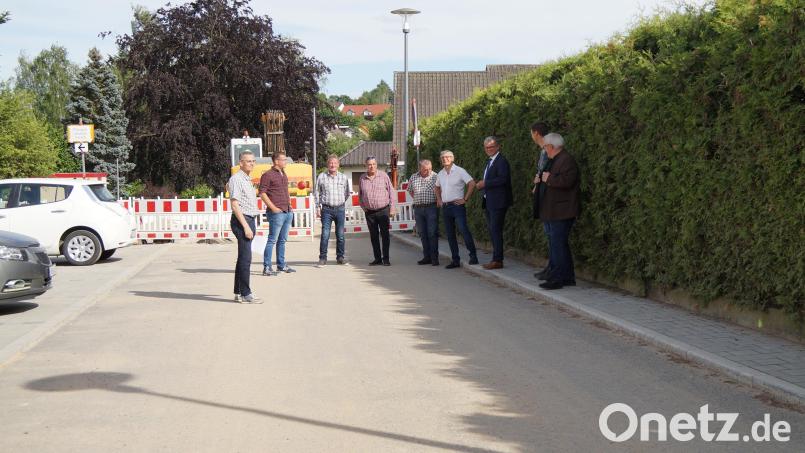 Die Mitglieder des Bauausschusses besichtigten die Arbeiten an der Krankenhausstraße. Bild: wel
