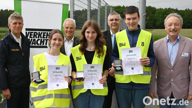 Die drei besten Schülerlotsen der Oberpfalz (vorn von links): Sophia Baltes, Mia Arbasowsky und Toni Wolfram. Dahinter (von links): Günter Grießhammer, Peter Standecker, Hubert Schröder und Gernot Schötz. Bild: gf