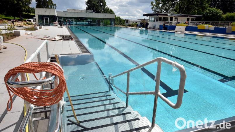 Hier war zuvor nur eine Wandtreppe, nun gibt es einen großen, komfortablen Treppen-Einstieg: Allein das 50-Meter-Becken umfasst 1,6 Millionen Liter. Das Einlassen des Wassers hat mehrere Tage gedauert. Bild: Stephan Huber
