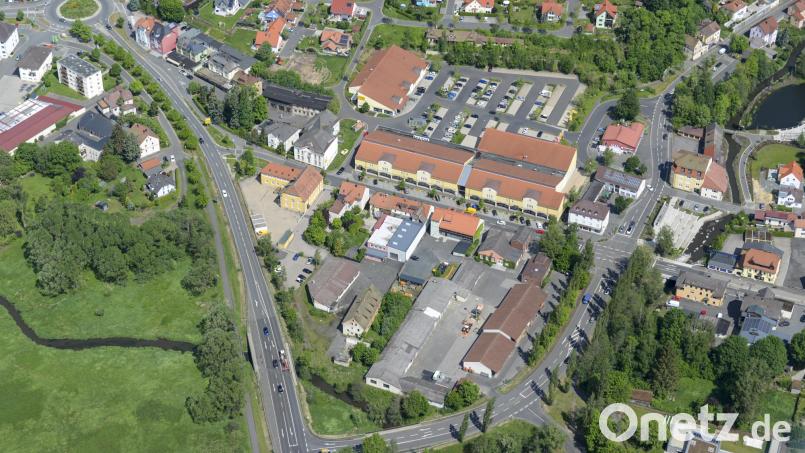 Sowohl der Gebäudebestand als auch die Betriebseinrichtung des städtischen Bauhofs weisen erheblichen Erneuerungsbedarf auf, erklärte Rechnungsprüfungsausschuss-Vorsitzender Manfred Zandt (Freie Wähler). Das Areal in der Bahnhofsstraße soll bald umgestaltet werden. Bild: mür