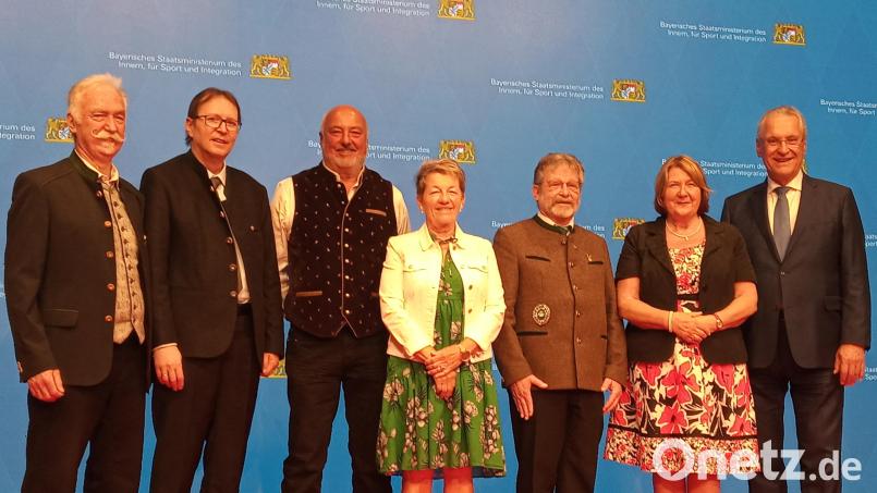 Für ihr herausragendes ehrenamtliches Engagement überreichte Staatsminister Joachim Herrmann (rechts) und OSB Präsident Franz Brunner (links) die Ehrenmedaille für besondere Verdienst um den Sport an Oberpfälzer Funktionäre, darunter Sieglinde Dirscherl (Mitte). Die Ehrenamtsbeauftragte Bayerns, Eva Gottstein, gratulierte. Bild: dl