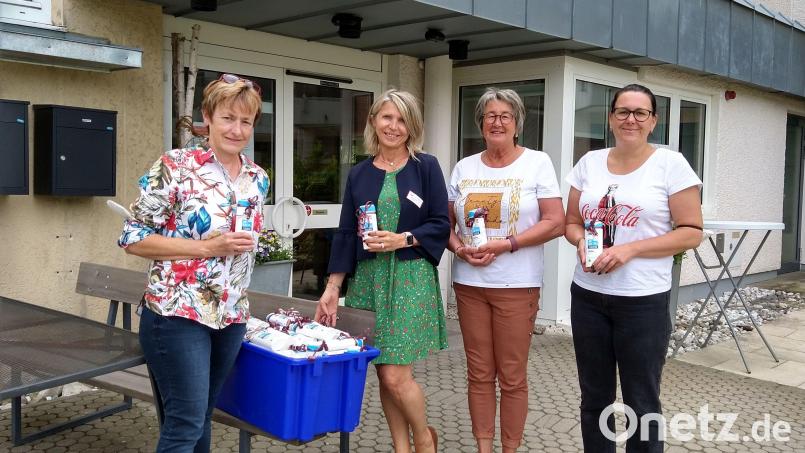 Die Frauenbund-Delegation überbringt ihre Geschenke hier im Caritas-Haus St. Barbara. Bild: Frauenbund Herz Jesu/exb