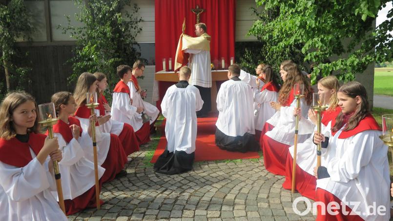 Die Familie Weichs hatte in ihrem Hof in Eisersdorf den zweiten Altar aufgebaut. Bild: jzk