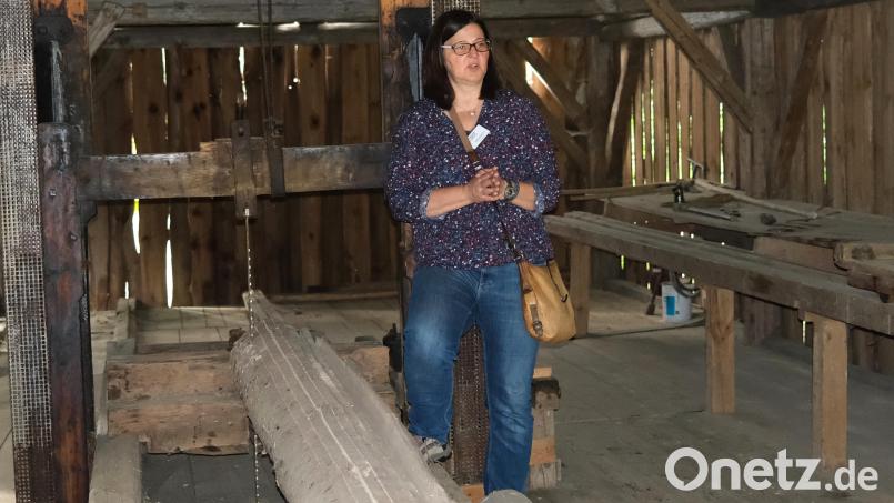Gästeführerin Sabine Grötsch erklärte den Besuchern die Abläufe im Sägewerk "Pfaffengschand". . Bild: Hirsch