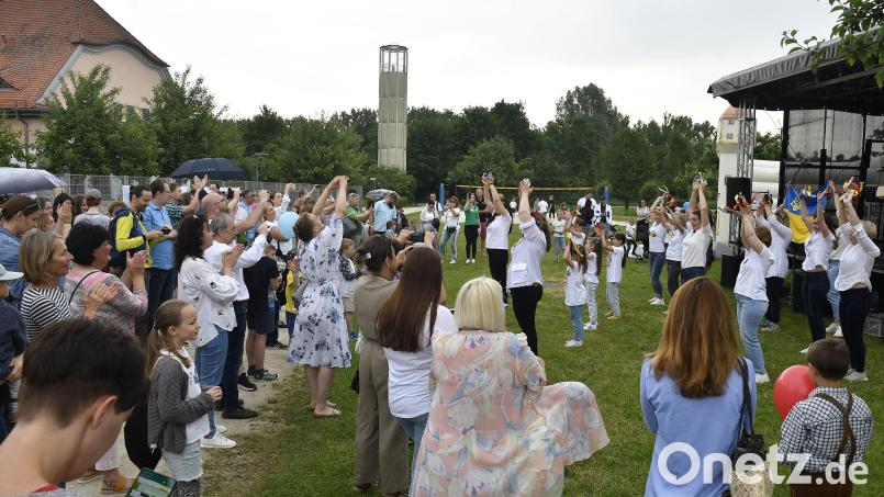 Zum ukrainisch-bayerischen Begegnungsfest, das am Pfingstsonntag in Amberg stattfand, waren auch einige Paten gekommen. Bild: Petra Hartl