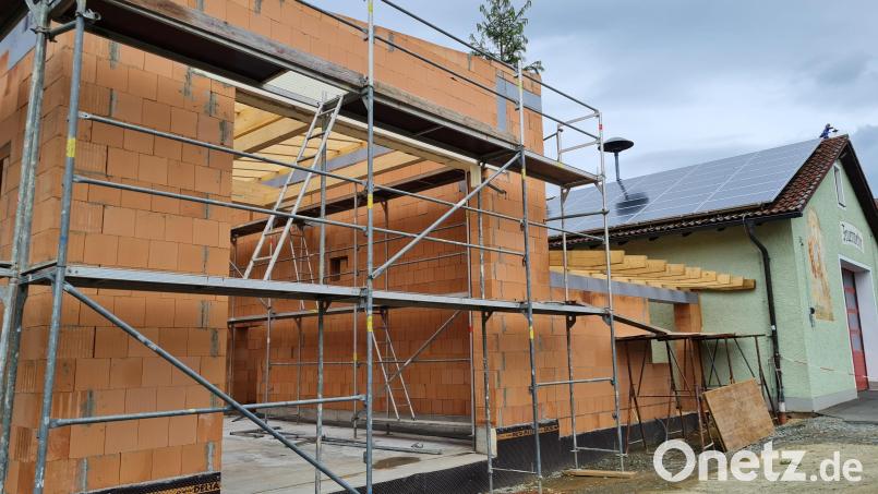 Die Feuerwehr Thanhausen feierte Richtfest für den Anbau an das bestehende Gerätehaus. Die Größe der neuen Garage wurde von der Regierung vorgegeben, damit die Maßnahme förderfähig ist. Bild: rdh