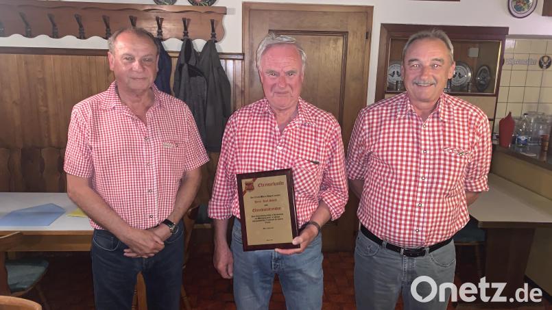 Günther Liebs, Karl Schedl, Reinhard Grüner (von links) bei der Übergabe der Ernennungsurkunde. Bild: tok