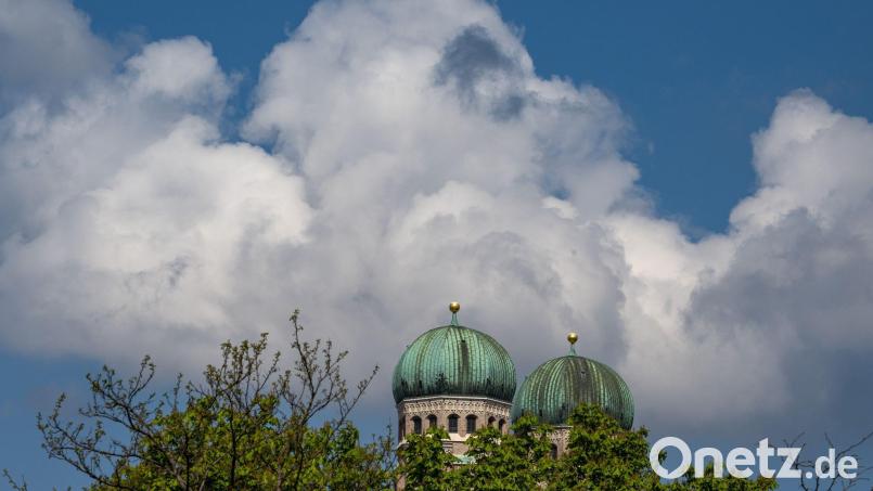 Die Turmspitzen der Münchener Frauenkirche. Das Gutachten ging von mindestens 497 Opfern und 235 mutmaßlichen Tätern im Erzbistum München und Freising aus - und von einem weit größeren Dunkelfeld. Inzwischen haben sich weitere Betroffene gemeldet. Bild: Peter Kneffel/dpa