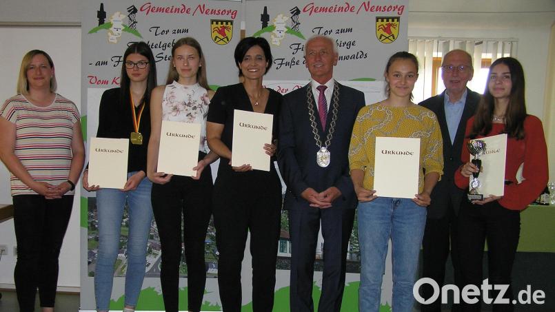 Stolz präsentierten die deutschen Pokalmeister der Verbandsliga ihre Urkunden und den Pokal. Unsere Aufnahme zeigt Gemeinderätin Simone König, die Pokalsiegerinnen Emily Sischka, Antonia Schraml, Trainerin Christina Stock-Schönfelder, Bürgermeister Peter König, Emilia Schönfelder, Gemeinderat Dr. Günther Fütterer und Saskia Sacher mit dem Siegerpokal. Bild: öt