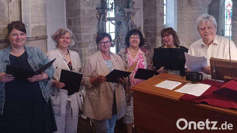 Chorleiter Josef Zaglmann (rechts) dankte den Chorsängerinnen Christina Daschner, Mazena Ackermann, Elisabeth Daschner, Liane Preininger und Ursula Dadder (von links). Bild: jzk