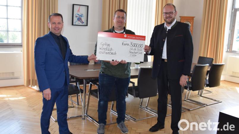 Landrat Andreas Meier (rechts) und Sparkassendirektor Gerhard Hösl (links) übergeben den Spendenscheck über 3000 Euro an Mario Schieder von der SpVgg Windischeschenbach. Bild: Veronika Rumpler/exb