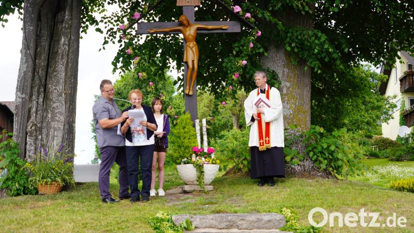 Dorfsprecher Hans Prößl, Monika Gollwitzer, Veronika Beimler und Pfarrer Norbert Götz (von links) bei der Feier am Woppenriether Dorfkreuz. Bild: fvo