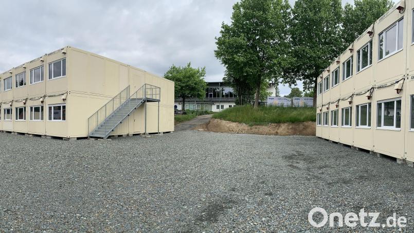 Nicht schön, aber zweckmäßig und individueller als eine Turnhalle. Die Containersiedlung unterhalb der Stadthalle Neustadt erwartet noch einige Möbel und dann einen neuen Schwung ukrainischer Flüchtlinge. Bild: Gabi Schönberger