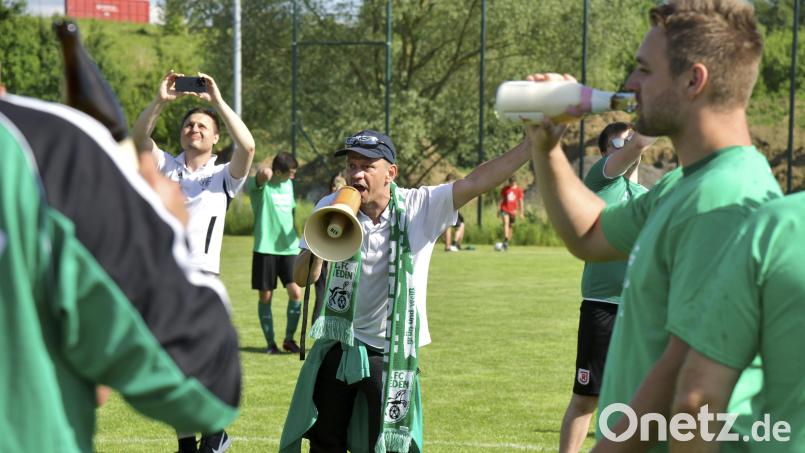 Da war die Welt für den 1. FC Rieden noch in Ordnung: Beim Meister-Jubel nach dem letzten Spiel in Haselmühl. Archivbild: Hubert Ziegler