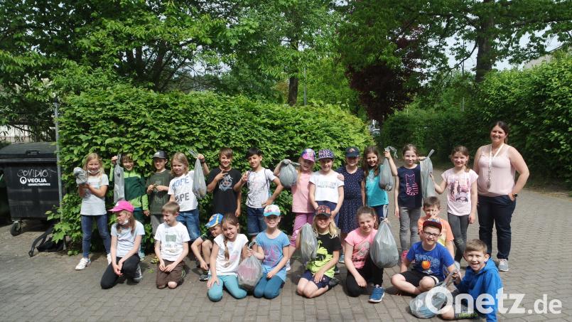 Die Zweitklässler der Grundschule Wernberg-Köblitz sammelten rund um das Schulgelände Müll. Bild: Elisabeth Gschwendtner/exb