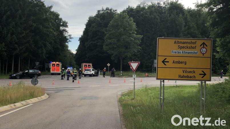 Drei Menschen wurden bei einem Unfall am Dienstagabend an der Kreuzung mit der Staatsstraße 2120 bei Speckshof verletzt. Bild: PI Sulzbach-Rosenberg