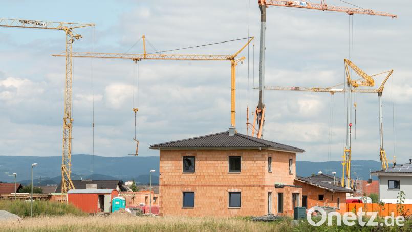 Egal, ob dieses Haus bei München oder bei Waldsassen entsteht. Die Grundsteuer wird gleich berechnet, ohne auf den Wert des Gebäudes zu achten. Symbolbild: Armin Weigel/dpa