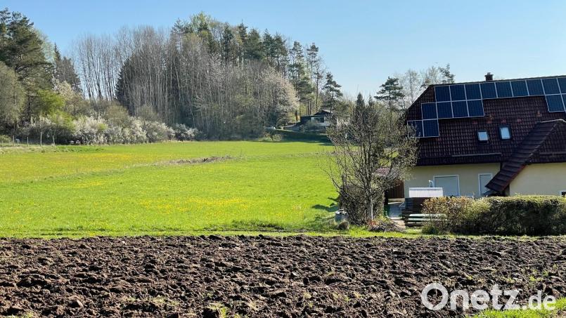 Am Weißenstein möchte die Gemeinde Neukirchen, angrenzend an die vorhandene Bebauung, ein weiteres Wohngebiet auswiesen. Das trifft auch auf Kritik. Bild: ige