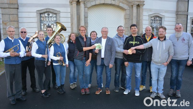Großartig angenommen wurde das Muttertagskonzert der Konnersreuther Blaskapelle unter Leitung von Armin Scharnagl (links). Jetzt wurde der Reinerlös in Höhe von 1000 Euro für die Kinderbetreuung und Fahrradreparatur in der Notunterkunft Fockenfeld übergeben. Darüber freute sich neben den Empfängern Nina Neumann (Siebte von links) und Anton Lang (Vierter von rechts) auch Bürgermeister Max Bindl (Sechster von rechts). Bild: jr
