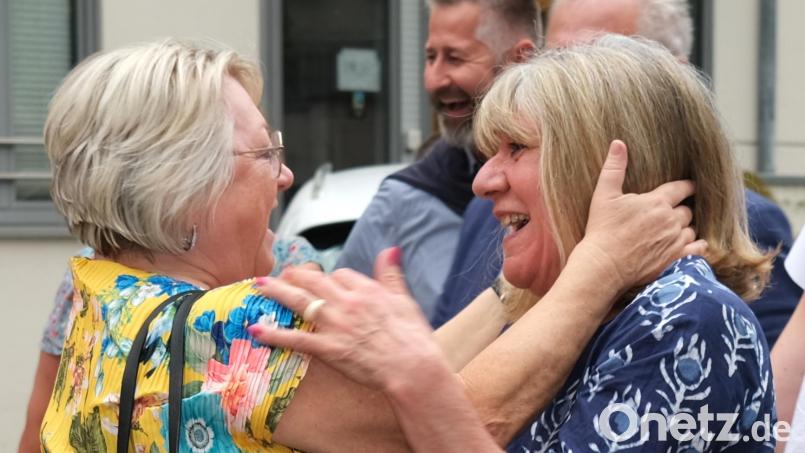 Herzliche Begrüßung: Die Vorsitzende des Schwandorfer Libournevereins, Sonja Dietl (links), und ihre französische Kollegin Patricia Fiot (rechts) freuten sich nach zweijähriger Corona-Pause über das Wiedersehen. Bild: Hirsch