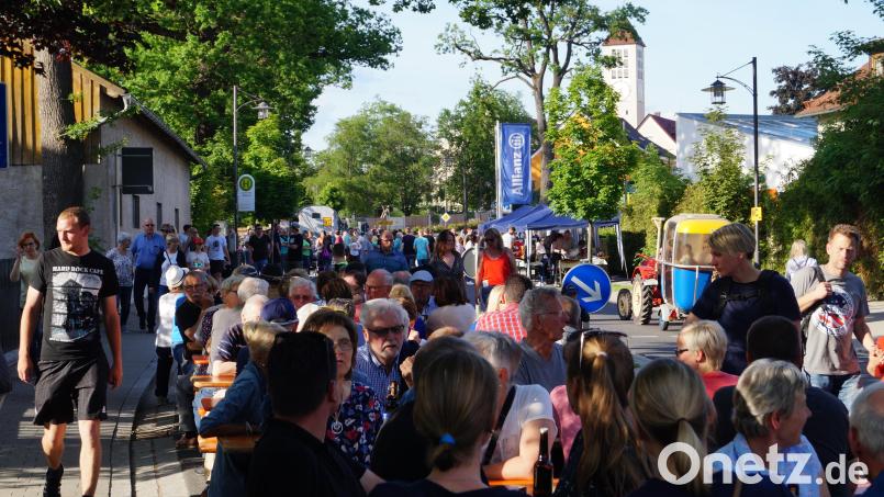 Hochbetrieb und voll besetzte Tischreihen in der Festmeile. Darauf hoffen die Veranstalter auch heuer beim neunten Dorffest in Schirmitz. Auch in diesem Jahr lädt Männergesangsvereinsvorsitzende Wolfgang Bäumler zu originellen Gondelfahrten mit dem Traktor ein. Archivbild: du