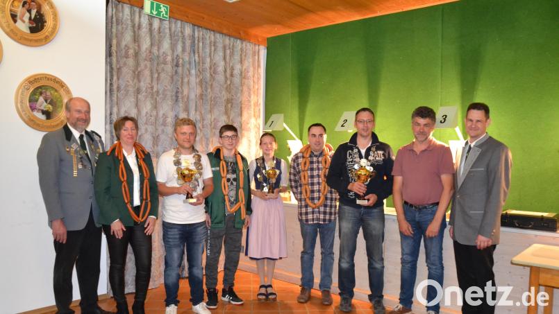 Sportleiter Johannes Hanauer und zweiter Bürgermeister Bernhard Rom (von rechts) und Hans Kellner (links) als Vertreter des Schützengrenzgaus gratuleiren den erfolgreichen Heumadener Schützen. Bild: gi