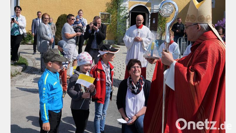 Drei Vorschulkinder überraschten den Bischof mit einem Gedicht und einem kleinen Geschenk. Mit dabei Kirchenpfleger Stefan Kausler (hinten, von rechts) und Kinderhausleiterin Bianca Kastner (knieend). Bild: soj