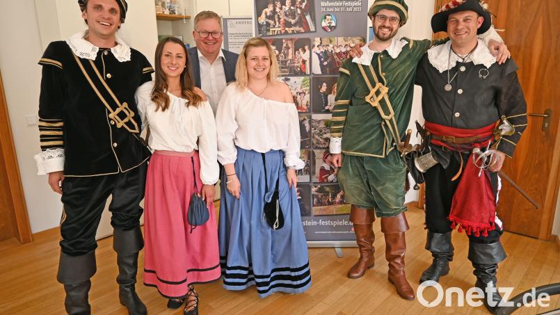 Eine Delegation der Wallenstein-Festspiele Altdorf besucht OB Michael Cerny im Amberger Rathaus. Von links: Steven Himmelseher (Student Wallenstein), Ramona Fleischmann (Studentin), Oberbürgermeister Michael Cerny, Antonia Baumgart (Studentin), Christian Kahl (Student Nößler) und Sven Krämer (Hauptmann Kunz von Schreckenstein). Bild: Thomas Graml, Stadt Amberg/exb