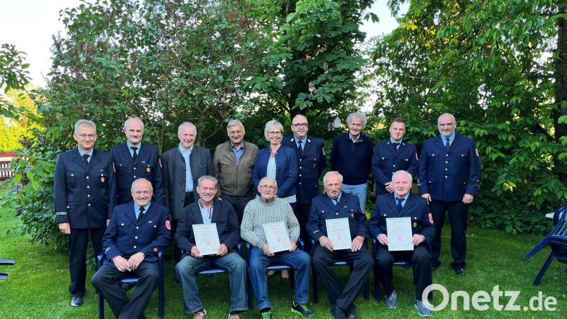 Die Geehrten sitzen bei der Feuerwehr Frauenricht in der ersten Reihe (von links) neben Vorstand Roland Weismeier, Klaus Rast, Erwin Schaller, Fritz Pschierer und Walter Kummer. Hinten von links sind Schriftführer Heinz Kißler und Kommandant Thomas Weismeier, sowie (rechts, hinten) stellvertretender Kommandant Thorsten Kloppmann zu sehen. Bild: Heinz Kißler/exb